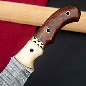 Cuchillo de caza y bushcraft Damasco hecho a mano de alta calidad con mango de madera y espiga completa de acero para camping al aire libre - Product Image 4