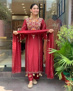 Nueva kurta de seda chanderi de viscosa pura con pantalón y dupatta con trabajo en relieve. - Product Image 2