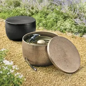 Elegantes macetas metálicas para exteriores con almacenamiento oculto para mangueras de jardín que mejoran la decoración de tu espacio. - Product Image 3