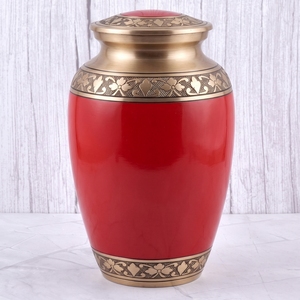 Urna funeraria de latón con diseño floral rojo y dorado, superficie brillante, para cenizas humanas, urna conmemorativa. - Product Image 1