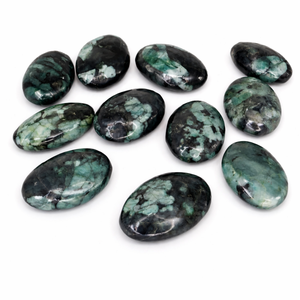 Pierre de palmier ovale naturelle en émeraude, polie, verte, cristal de guérison, Reiki, méditation, énergie, décoration, vente en gros - Product Image 1
