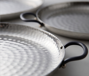 Plateau de service ovale rond en argent, plateau en métal lourd texturé, article de vaisselle de cuisine et de salle à manger en stock - Product Image 3