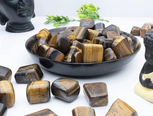 Pierre roulée polie Œil de tigre naturel jaune, forme irrégulière arrondie 18-25mm, qualité naturelle pour la décoration intérieure et l'artisanat Feng Shui - Product Image 1