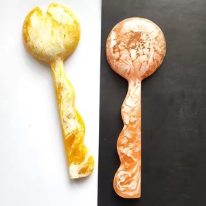 Ensemble de cuillères de cuisine en résine faites à la main, modernes, colorées, durables, élégantes, uniques, pour la table - Product Image 1