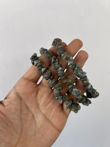 สร้อยข้อมือหินลาบราโดไรต์แกะสลักลายเงา รูปทรงไม่สม่ำเสมอ ประดับด้วยลูกปัดหินกึ่งมีค่า งานฝีมือสำหรับผู้หญิง วันดีไซน์เอิร์ธ - Product Image 5