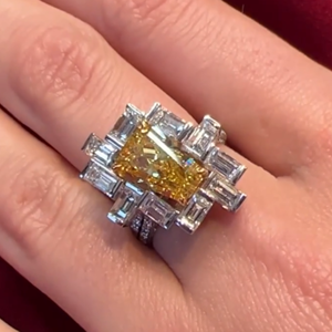 Anillo Iced Jewelz con corte baguette de 7.35 quilates, oro amarillo de 14K, chapado en oro para ella, IGI - Product Image 1