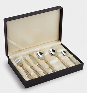 Elegante juego de cubiertos metálicos con detalles dorados en las mangos, de acero inoxidable, para bodas y cenas. - Product Image 6