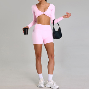 Ensemble de yoga rose deux pièces, haut court à manches longues et col en V profond, short taille haute, sans couture, en spandex et polyester - Product Image 1