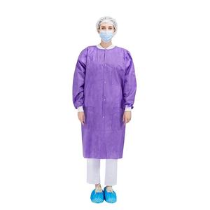 Blouse médicale Smooth Fit pour les professionnels des hôpitaux et des cliniques, dotée d'un tissu doux, respirant, durable et confortable. - Product Image 1