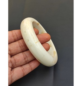 Bracelet Artisanal en Os, Bijou Ethnique Fait Main avec Finition Polie - Product Image 1