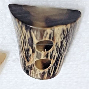 Artesanos Elaboran Accesorios de Vestimenta de Primera Calidad con un Elegante Botón de Palanca de Cuerno de la India - Product Image 2