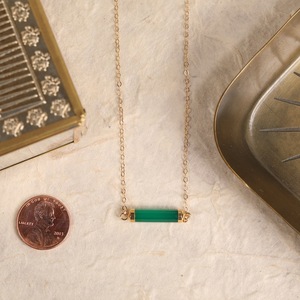 NIKHIL GEMS Collier en or vintage délicat avec pendentif barre longue en onyx vert fait main, certifié par un tiers, élégant cadeau de fiançailles pour - Product Image 2