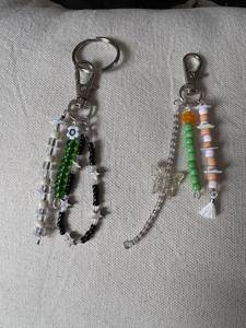 Porte-clés brodé artisanal perlé avec détails de perles complexes pour sacs, clés et les amateurs de mode - Product Image 3