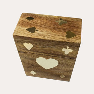 Boîte à cartes en bois élégante et adaptée aux familles, avec incrustations en bois de manguier et en laiton, pour les joueurs de cartes et les jeux - Product Image 3