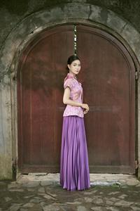 Nuevo Estilo de Blusa Ceremonial Vietnamita para Mujer - Motivo de Diosa Lunar y Conejo de Jade, Patrón Floral de Tulipán KPP24 - Product Image 3