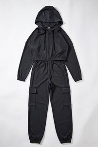 Chaqueta Deportiva Corta con Capucha Color Negro Carbón para Gimnasio y Entrenamiento - Product Image 1