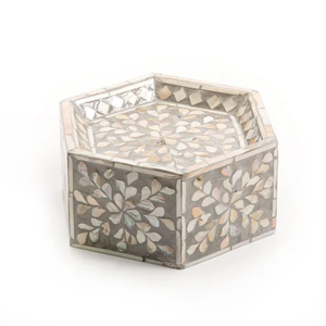 Exquisito soporte para tartas de nácar, juego de cuencos elevados de madera hexagonales en gris nácar con finas decoraciones de repostería. - Product Image 2