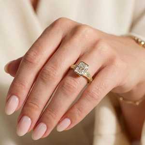 Anillo de compromiso de moissanita de corte radiante de 2.5 CT, solitario vintage con engaste de bisel en oro de 10K, anillo de filigrana grabado a mano para ella - Product Image 5