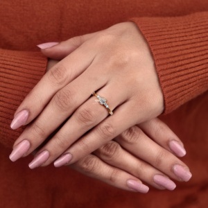 แหวนหมั้นเพชรทรงเอเมอรัลด์คัท ผลิตในห้องปฏิบัติการ ทอง 14K ดีไซน์เรียบหรู แหวนแต่งงานแบบเรียบง่าย วงแหวนบางเฉียบ แหวนสัญญา หรูหรา รับรองคุณภาพ - Product Image 6