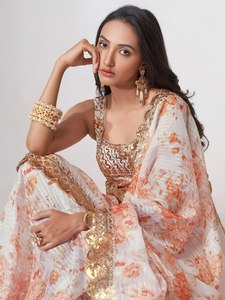 Sari de organza floral Rivaayat para mujer, ropa étnica india, largo hasta el suelo, ajuste regular, tela ligera plisada, en stock. - Product Image 6