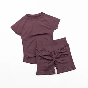 ชุดโยคะไร้รอยต่อ ชุดออกกำลังกายผู้หญิง เสื้อแขนสั้นรัดรูป กางเกงยิมขาสั้นรัดสะโพก ชุดออกกำลังกายผู้หญิง ชุด 2 ชิ้น - Product Image 3