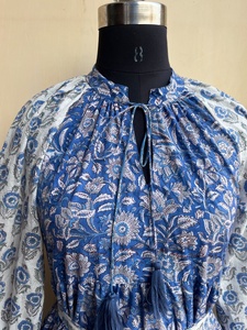 เดรสยาวผ้าฝ้ายพิมพ์ลายบล็อกขายดีปี 2026 เดรสลำลองแบบยาวทรงหลายชั้น มีกระเป๋า ราคาโรงงาน - Product Image 4