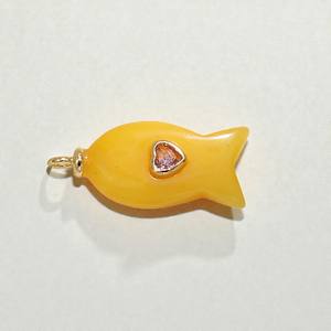 Breloques en argent sterling 925 avec agate jaune 12x25mm sculptée en forme de poisson - Pendentif sculpté à la main avec incrustation de cœur pour la fabrication de bijoux DIY - Product Image 1