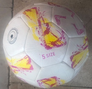 Balón de Fútbol de Piel Sintética PU Brillante de Alta Calidad, Tamaño 5, Ligero, Ecológico, Cosido a Mano, para Interior, Personalizable, Venta al Por Mayor OEM - Product Image 3