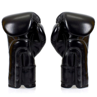Gants de boxe Muay Thai Fairtex sur mesure, entièrement en cuir noir, avec impression de logo, fermeture à scratch.