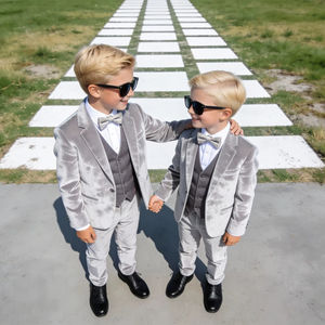 Costume de smoking en velours argenté pour garçons, ensemble 3 pièces – Blazer, gilet et pantalon formels avec nœud papillon |   Tenue de mariage et de fête pour enfants - Product Image 1