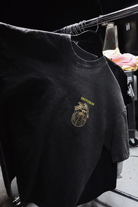 เสื้อยืดแขนสั้นสีเทาเข้มสำหรับผู้ชาย ผ้าฝ้าย พิมพ์ลายโลโก้ด้านหน้า ทรงปกติ สวมใส่สบาย คอกลม ผ้าเจอร์ซีย์ จากผู้ผลิต - Product Image 4