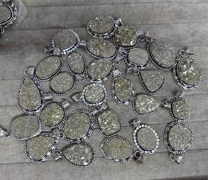 Colgante de pirita natural de Perú con cabujón |   Péndulo Religioso con Cruz de Pirita Dorada |   Joyería de Cristal Curativo Pulido | - Product Image 1