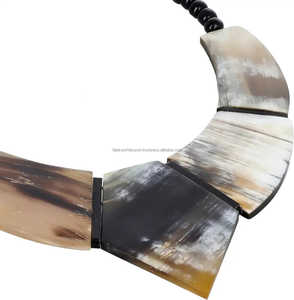 Collier pendentif en corne fait main, écologique, tendance moderne, style bohème chic, accessoire léger et durable, design unisexe, objet de collection artistique - Product Image 3