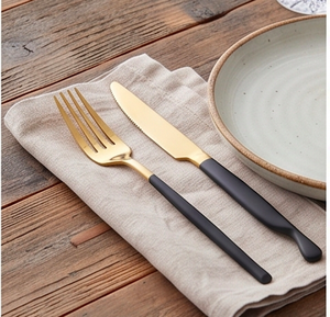 Juego de cubiertos modernos dorados con mangos negros, acabado mate, aptos para lavavajillas, para uso en mesas de boda. - Product Image 5