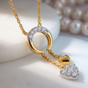 Pendentif Lariat en Or Bicolore 18 carats avec Diamants, Forme Cercle Croissant, Orné d'un Charme Taille Trillion et de Diamants de Laboratoire - Product Image 2
