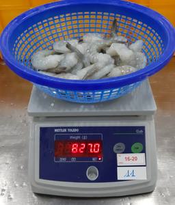 Crevettes Vannamei congelées du Vietnam de première qualité, sans tête, avec queue, taille 26-30, crue, épluchée, déveinée, en sac en vrac, bon prix - Product Image 3