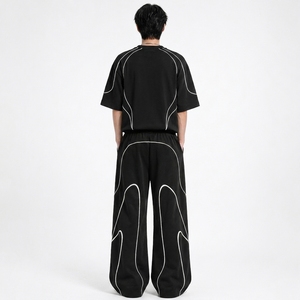 Conjunto de camiseta holgada extragrande y pantalones anchos para hombre, conjunto de dos piezas de ropa urbana personalizada con detalles de ribete en contraste. - Product Image 2