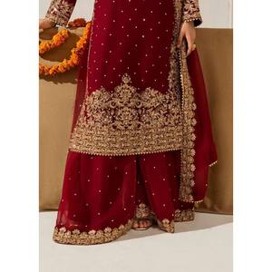 Ensemble de costume en mousseline de créateur avec hauts à manches trois-quarts à motifs et sequins, et accents de rivets et de perles - Product Image 2