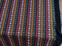 Tissu en velours élégant avec broderie géométrique en point de croix sur fond noir pour robes de luxe, kaftans, vestes, création de mode