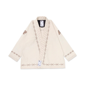 Uniforme de Artes Marciales Blanco para Jiu-Jitsu, Modelo Albino & Preto Barrier Gi, con Diseño de Bordado de Alambre de Púas y Detalles Blancos - Product Image 2