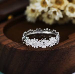 Anillo de Plata de Ley con Flor de Margarita, Anillo Infinito con Flor, Anillo de la Amistad, Joyería Inspirada en la Naturaleza - Product Image 2