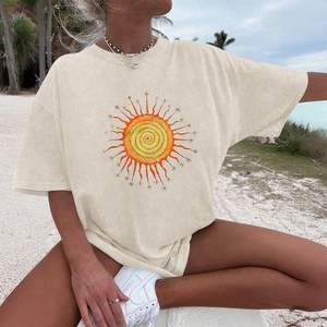 Camiseta de Mujer con Estampado Desgastado, Estilo Vintage, Moda Urbana Retro - Product Image 2