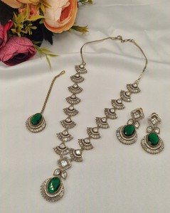 ชุดสร้อยคอทองโบราณประดับเพทายสีเขียวมรกต Ping Bling พร้อมต่างหูเข้าชุดและมงกุฎติดผมแบบ Kundan เครื่องประดับเจ้าสาวสุดหรู - Product Image 3