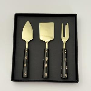 Fabricant fiable d'ensembles de couteaux à fromage en acier inoxydable avec manche en résine, comprenant un épandeur et une trancheuse, pour le service du fromage. - Product Image 1