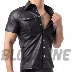 เสื้อเชิ้ตแขนสั้นลำลองผู้ชายสีดำ หนัง PU หนังเทียม ปกคอเสื้อแบบพับได้ สไตล์นักขี่มอเตอร์ไซค์ สีพื้น หนัง PU คุณภาพพรีเมียม - Product Image 5