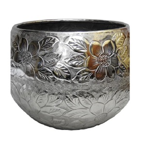 Nuevo y Elegante Florero de Metal Moderno, Hecho a Mano con Artesanía India para Uso Decorativo - Product Image 3