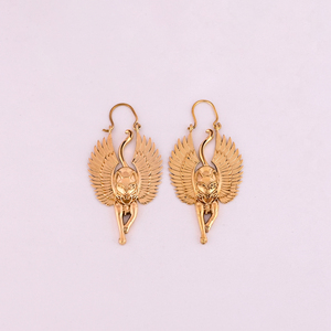 Boucles d'oreilles créoles tendance en laiton plaqué or, motif panthère ailée, taille 75x38MM - Product Image 1