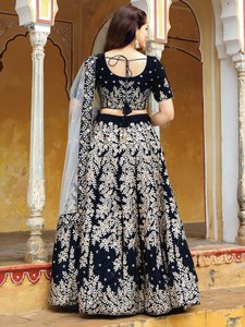 Robe de demoiselle d'honneur classique bleu marine brodée de fleurs, avec lehenga, haut court à col rond et manches courtes, dupatta transparent et coupe trapèze longue jusqu'au sol - Product Image 5
