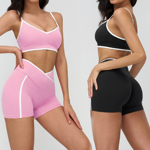 Conjunto de yoga de 2 piezas para mujer, personalizado, con logo frontal, sujetador deportivo con tirantes ajustables, shorts con efecto fruncido, transpirable, de secado rápido, ropa deportiva. - Product Image 1