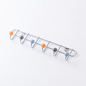 Porte-manteau mural coloré en métal avec crochets, rail moderne pour chapeaux et sacs, organisateur de rangement pour entrée - Product Image 1